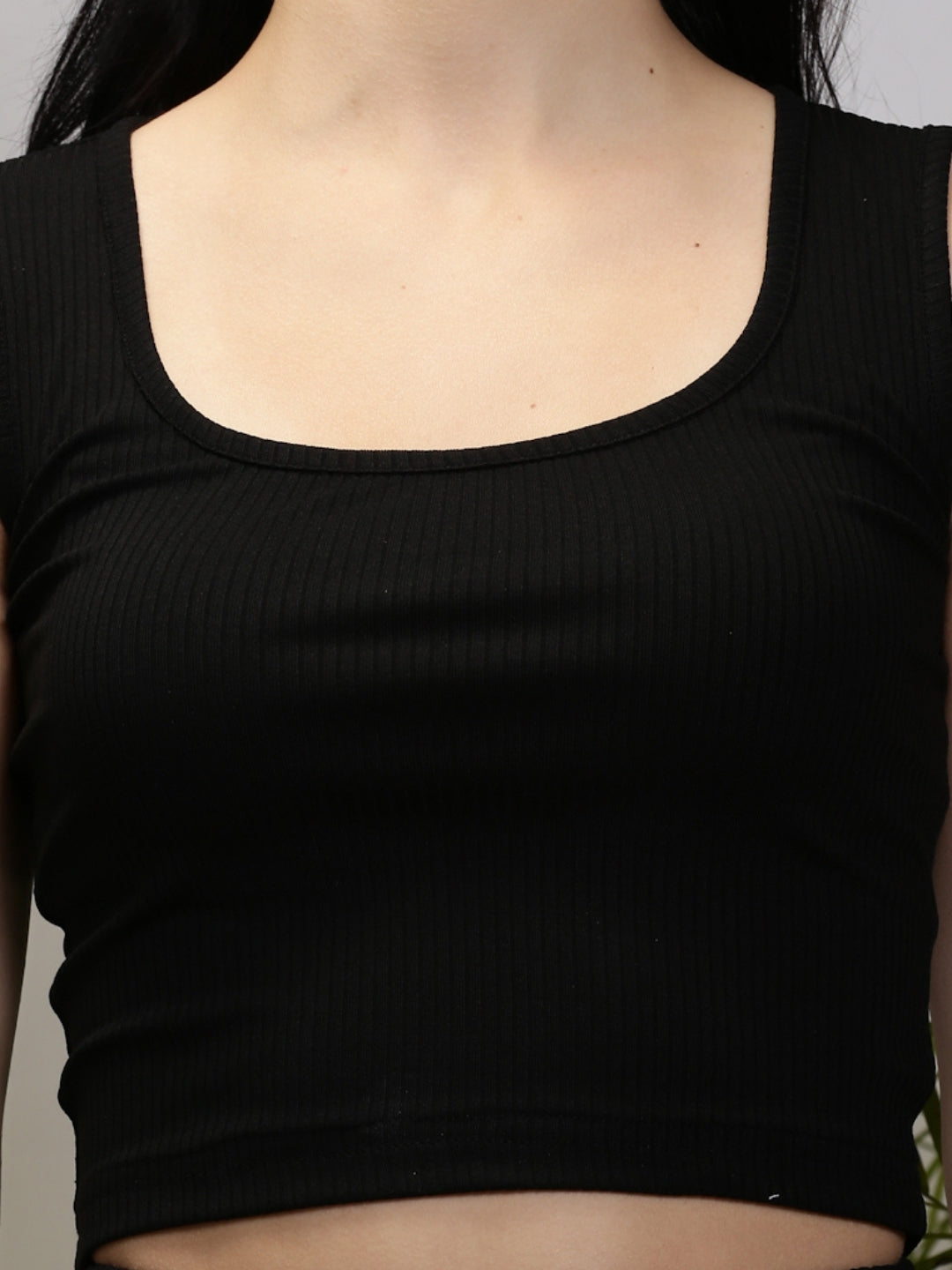 Sera Women  Black Solid Fitted Crop Sleeveless TOP